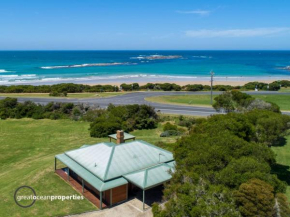 Serenity by the Sea Cottage in Apollo Bay with Jacuzzi